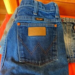 Men’s cowboy slim fit Wranglers, 30x34 (396 DEN)